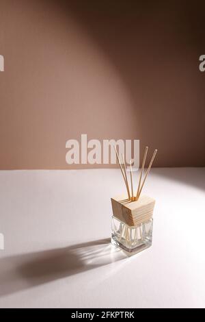 Kräuter- und Ölbehandlungsgeräte in entspannender Spa-Szene. Stockfoto