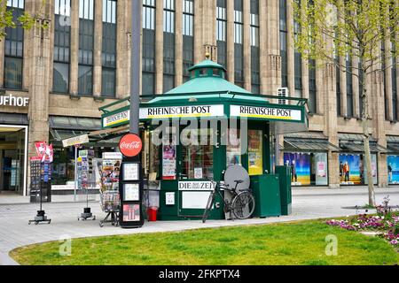 Einzigartiger deutscher Retro-Zeitungsstand vor dem Kaufhof am Corneliusplatz in der Düsseldorfer Innenstadt. Stockfoto