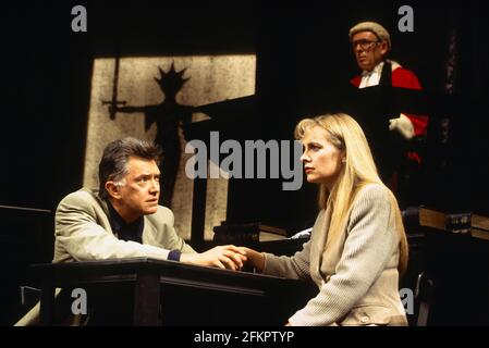 Martin Shaw (James Highwood), Sarah Berger (Jean Highwood), Alan Dobie (Judge) in ROUGH JUSTICE von Terence Frisby am Apollo Theatre, London W1 05/05/1994 Design: Michael holt Regie: Robin Herford Stockfoto