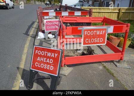 Maidstone, Kent, Großbritannien. Fußwege schlossen Schilder an einem eingekavten Bürgersteig Stockfoto