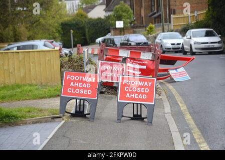 Maidstone, Kent, Großbritannien. 3 verschiedene Fußwege schlossen Schilder an einem eingekavten Gehsteig Stockfoto