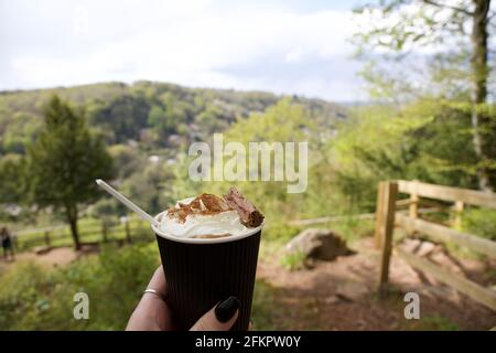 Heiße Schokolade mit Creme auf dem Land Stockfoto