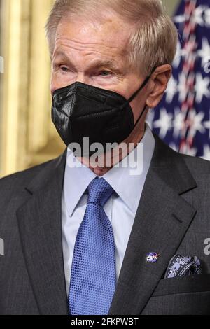 Bill Nelson, links, ehemaliger demokratischer Senator aus Florida und Administrator der National Aeronautics and Space Administration (NASA), spricht nach einer Vereidigung mit US-Vizepräsident Kamala Harris am 3. Mai 2021 im Eisenhower Executive Office Building in Washington, DC, USA. Der Senat bestätigte Nelson am 29. April und hatte als Vorsitzender und Mitglied des Unterausschusses des Senats, der die NASA beaufsichtigt, gedient. Quelle: Oliver Contreras/Pool via CNP /MediaPunch Stockfoto