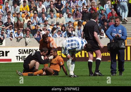 Der Fußballspieler Don Goodman wird von Barry Holmes nach einem Zusammenstoß der Köpfe ausgecheckt. Goodman hatte eine depressive Schädelfraktur erlitten. Wolverhampton Wanderers / Huddersfield Town 27/4/96 Kopfverletzungen Fußball Stockfoto