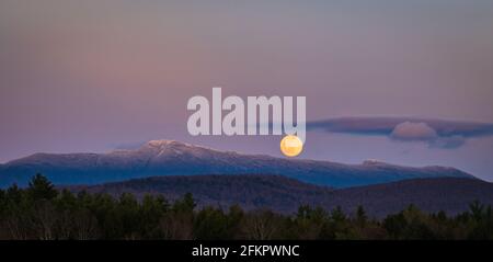 Supermond, der über dem Mount Mansfield in den Green Mountains aufsteigt Von Vermont Stockfoto
