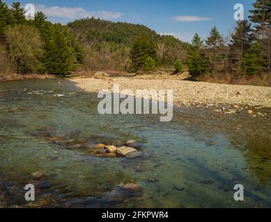 Wasser wirbelt über Felsen auf dem Fluss Stockfoto