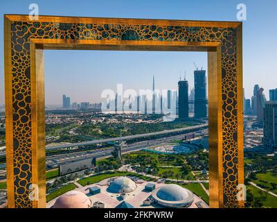 Dubai, Vereinigte Arabische Emirate, 19. April 2021: Skyline von Dubai durch das Rahmengebäude mit dem Zabeel Park und der Skyline von Dubai aus der Luft Stockfoto