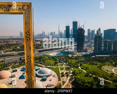 Dubai, Vereinigte Arabische Emirate, 19. April 2021: Skyline von Dubai durch das Rahmengebäude mit dem Zabeel Park und der Skyline von Dubai aus der Luft Stockfoto