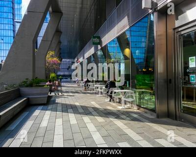 New York, USA. April 2021. Terrasse vor dem Whole Foods Manhattan West im Stadtteil Hudson Yards in New York am Sonntag, den 25. April 2021. (ÂPhoto von Richard B. Levine) Quelle: SIPA USA/Alamy Live News Stockfoto