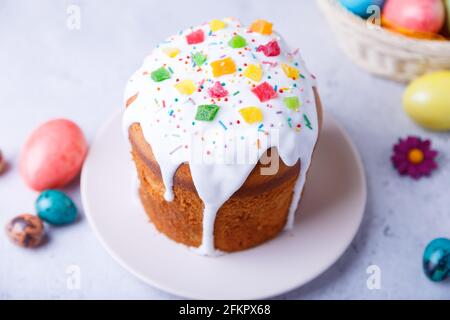 Osterkuchen mit kandierten Früchten und bunten Eiern. Traditionelles Osterbacken. Osterferien. Nahaufnahme. Stockfoto