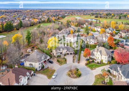 Häuser und Goldkurs Stockfoto