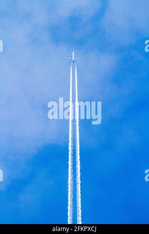 Flugzeug Flugzeug gegen blauen Himmel nimmt mit Dampf Spur Wanderwege Stockfoto