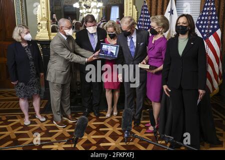 US-Vizepräsidentin Kamala Harris, rechts posiert für ein Foto nach einer Vereidigung von Bill Nelson, ehemaliger demokratischer Senator aus Florida und Administrator der National Aeronautics and Space Administration (NASA), zweiter von rechts, neben Nelson, von links, aktueller Kandidat für den stellvertretenden NASA-Administrator Pam Melroy, Der ehemalige NASA-Administrator unter Obama-Biden Charlie Bolden, sein Sohn Bill Nelson Jr., seine Tochter Nan Ellen Nelson, der ehemalige NASA-Administrator Jim Bridenstine, virtuell von einem Laptop, und seine Frau Grace Nelson in, die die bibel hält, im Eisenhower Executive Office B Stockfoto