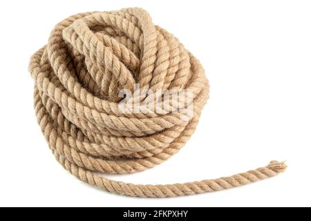 Spule aus natürlichem 10 mm Jute Hessian Seil geflochten Twisted isoliert auf weißem Hintergrund. Stockfoto