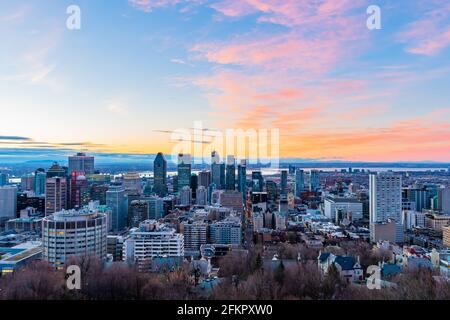 Wunderschöner Sonnenaufgang vom Kondiaronk belvedere in Montreal, Kanada Stockfoto