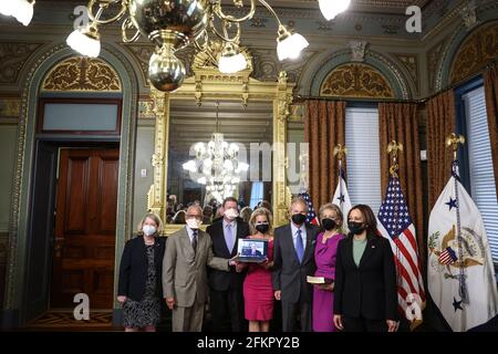 US-Vizepräsidentin Kamala Harris, rechts posiert für ein Foto nach einer Vereidigung von Bill Nelson, ehemaliger demokratischer Senator aus Florida und Administrator der National Aeronautics and Space Administration (NASA), zweiter von rechts, neben Nelson, von links, aktueller Kandidat für den stellvertretenden NASA-Administrator Pam Melroy, Der ehemalige NASA-Administrator unter Obama-Biden Charlie Bolden, sein Sohn Bill Nelson Jr., seine Tochter Nan Ellen Nelson, der ehemalige NASA-Administrator Jim Bridenstine, virtuell von einem Laptop, und seine Frau Grace Nelson in, die die bibel hält, im Eisenhower Executive Office B Stockfoto