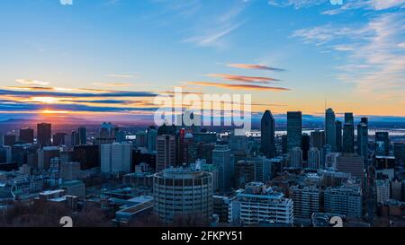 Wunderschöner Sonnenaufgang vom Kondiaronk belvedere in Montreal, Kanada Stockfoto