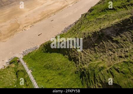 Luftaufnahme der Treppe zum Silver Strand in der Grafschaft Donegal - Irland. Stockfoto