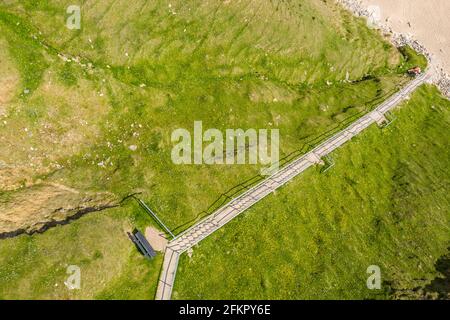 Luftaufnahme der Treppe zum Silver Strand in der Grafschaft Donegal - Irland. Stockfoto