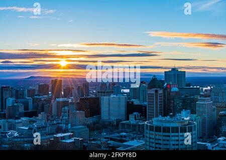 Wunderschöner Sonnenaufgang vom Kondiaronk belvedere in Montreal, Kanada Stockfoto