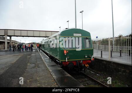 Klasse '101' D.M.U. auf Barry Island. Metropolitan Railway 0-4-4T 'N 1' schleppt. Stockfoto