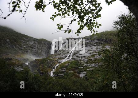 Der 400 Meter hohe Wasserfall von Krunefossen - ein Wasserfall mit einer Gesamthöhe von 2000 Fuß vom Gletscher bis zum Talboden. Benachbarte Wasserfälle können auch b Stockfoto