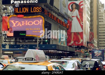 New York, USA. Oktober 2008. Ein Schild, das Yahoo! Am Mittwoch, den 22. Oktober 2008, auf dem Times Square in New York. Yahoo kündigte an, dass es mindestens 1,500 Arbeitsplätze reduzieren wird, um die Kosten zu senken. (Foto von Richard B. Levine) Quelle: SIPA USA/Alamy Live News Stockfoto