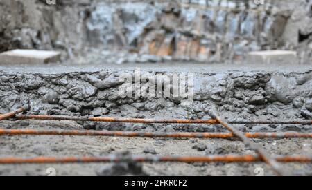 Eisenplatte mit neu gegossener Betonschicht. Arbeiten Sie mit Schalungen an bewölkten Tagen. Stockfoto