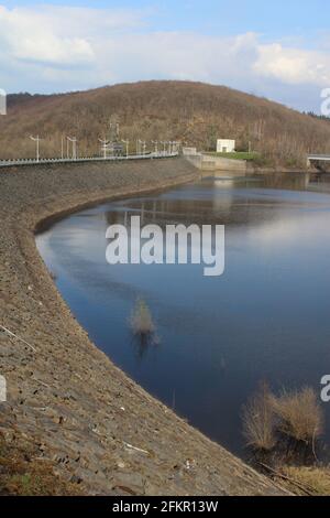 Blick über den Gileppe-Staudamm und den Gileppe-See in der Nähe von Jalhay in Wallonien, Belgien. Der Bogenschwerkraftdamm ist der höchste in Belgien. Stockfoto