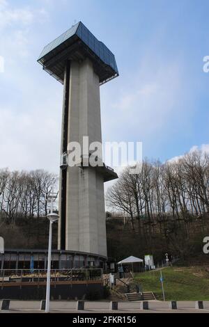 JALHAY, BELGIEN, 15. APRIL 2021: Der 78 m hohe Aussichtsturm und Restaurant am Gileppe-Staudamm und am See bei Jalhay in Belgien. Stockfoto