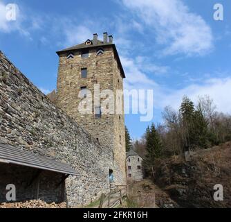 MALMEDY, BELGIEN, 14. APRIL 2021: Außenansicht des Schlosses Reinhardstein bei Malmedy in den belgischen Ardennen. Als das höchste Schloss in Belgien ist es ein Stockfoto