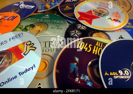 New York, USA. Juli 2006. Eine Sammlung von AOL-cd-ROMs im Wert von mehreren Jahren ist am 25. Juli 2006 in diesem Stillleben zu sehen. (Foto von Richard B. Levine) Quelle: SIPA USA/Alamy Live News Stockfoto