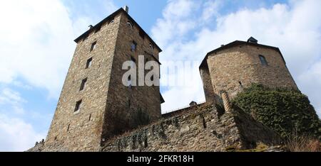 MALMEDY, BELGIEN, 14. APRIL 2021: Außenansicht des Schlosses Reinhardstein bei Malmedy in den belgischen Ardennen. Als das höchste Schloss in Belgien ist es ein Stockfoto