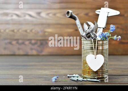 Happy Fathers Day Karte mit Werkzeugen, Herz und Blumen Stockfoto