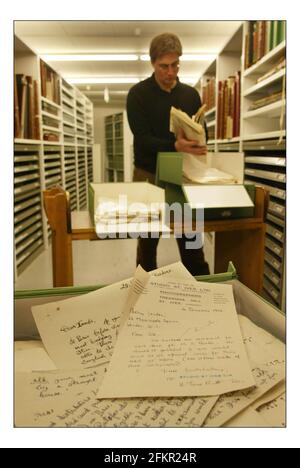 Fotografiert in der British Library Christopher Fletcher mit der Sammlung von Meary James Tambimuttu.Pic DAVID SANDISON. 24/2/2005 Stockfoto