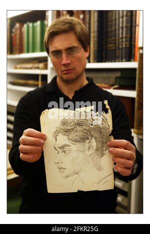 Fotografiert in der British Library Christopher Fletcher mit der Sammlung von Meary James Tambimuttu.EINE Mervyn Peake Zeichnung von Tambimuttu. PIC DAVID SANDISON. 24/2/2005 Stockfoto