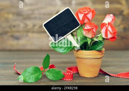 Karte zum Muttertag mit roten Rosen und leerer Tafel Stockfoto