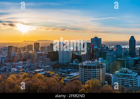 Wunderschöner Blick auf den Sonnenaufgang vom Kondiaronk belvedere in Montreal, Kanada Stockfoto