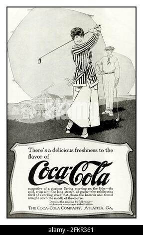 Retro Coca Cola aus dem Jahr 1900 Werbung für eine Frau, die eine Runde Golf spielt, mit der Werbezeile „der Geschmack von Coca Cola ist köstlich frisch. Stockfoto