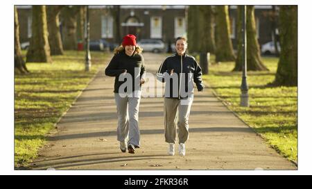 Lizzy Heathcote und Hero Brown laufen in Highbury Fields.pic David Sandison 22/12/2003 Stockfoto