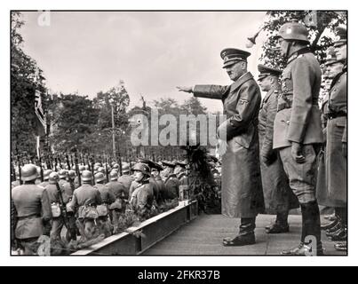 Adolf Hitler Warschau Polen 1939 erhält eine Parade deutscher Besatzungstruppen auf Aleje Ujazdowskie in Warschau. Ebenfalls sichtbar: General Gunther von Kluge (2 auf der linken Seite), General Maximilian von Weichs (im Helm), General Fedor von Bock (2 auf der rechten Seite), die Personen Gunther von Kluge, Fedor von Bock, Maximilian von Weichs, Adolf Hitler Warschau Polen Nazi-Okkupation am 5. Oktober 1939 Stockfoto