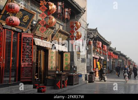 Pingyao in der Provinz Shanxi, China.: Eine Hauptstraße in Pingyao mit einem Hotel, Geschäften und Geschäften Stockfoto