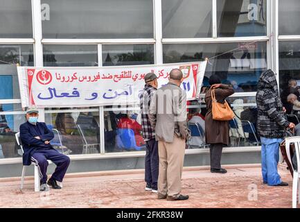 Tunis, Tunesien. Mai 2021. Ältere Menschen warten auf eine Impfung gegen COVID-19 vor der Sporthalle El-Menzah in der tunesischen Hauptstadt. Kredit: SOPA Images Limited/Alamy Live Nachrichten Stockfoto