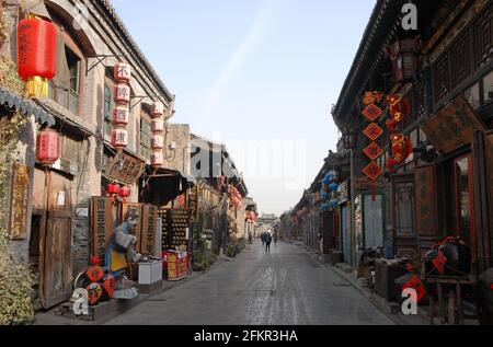 Pingyao in der Provinz Shanxi, China: Eine Straße in Pingyao mit Cafés, Restaurants, Geschäften und Geschäften Stockfoto