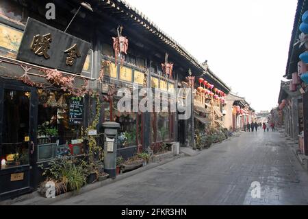 Pingyao in der Provinz Shanxi, China: Eine Straße in Pingyao mit Cafés, Restaurants, Geschäften und Geschäften Stockfoto