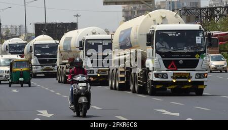 Tanker mit medizinischem Sauerstoffgas für COVID-19-Patienten fahren am Montag, den 3. Mai 2021, auf der Autobahn in Ghaziabad, Indien. In vielen Teilen des Landes herrscht Sauerstoffmangel. Foto von Abhishek/UPI Stockfoto