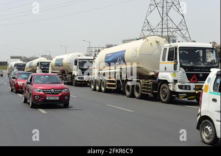 Tanker mit medizinischem Sauerstoffgas für COVID-19-Patienten fahren am Montag, den 3. Mai 2021, auf der Autobahn in Ghaziabad, Indien. In vielen Teilen des Landes herrscht Sauerstoffmangel. Foto von Abhishek/UPI Stockfoto