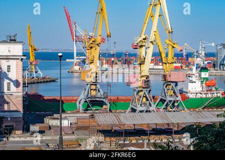 Industriehafen mit Schwerlader-Maschinen und Metallfrachtgut und -Containern. Hafenhafen mit gelben Uferkranen. Odessa, Ukraine, 10 12 201 Stockfoto