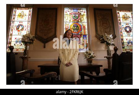 Clair Williams, der Superintendent Registrar, der die zivile Zeremonie des Prinzen von Wales und Frau Camilla Parker Bowles durchführen wird, wurde der Presse in der Windsor Guildhall, wo die Zeremonie stattfinden wird, vorgestellt. Foto im Raum genommen, um verwendet zu werden.pic David Sandison 23/3/2005 Stockfoto