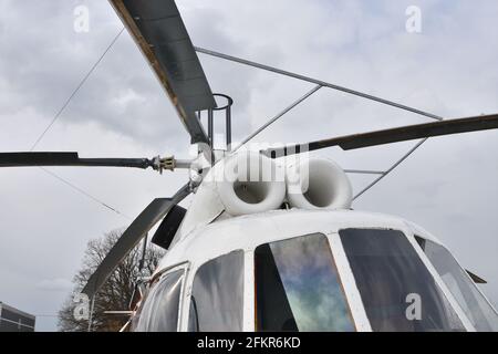 Nahaufnahme der Hauptrotorblätter, des Rotormastes und eines Teils der Cockpitfenster des russischen, weißen zweimotorigen Mehrzweckhubschraubers Mi-8. Stockfoto